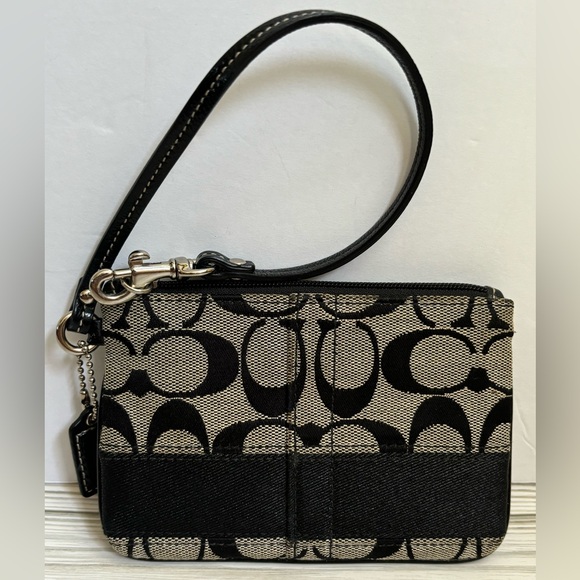 Coach Handbags - Coach wristlet